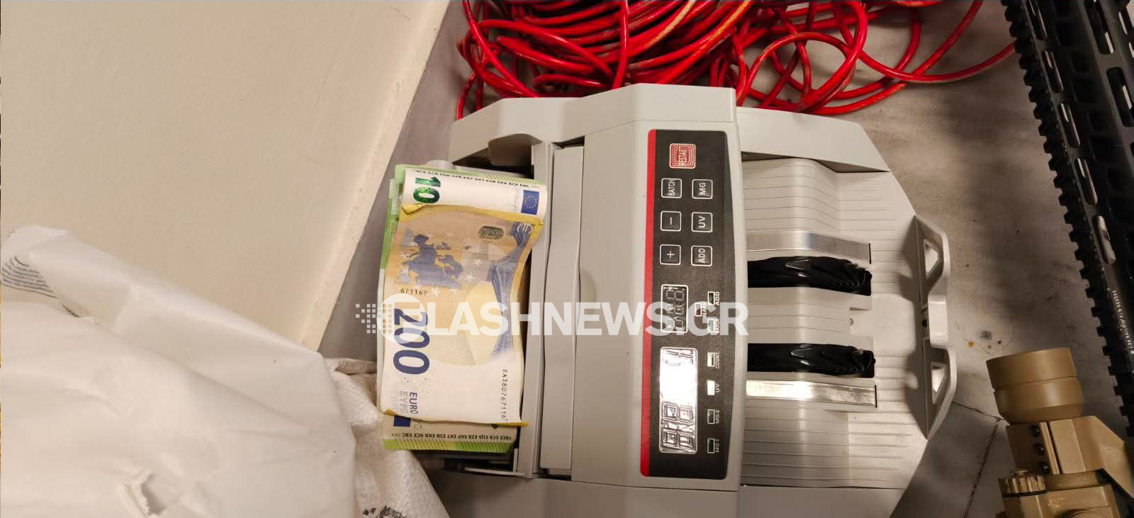 Κρήτη: Καρέ – καρέ η επιχείρηση της ΕΛΑΣ, βίντεο από τα όπλα, τα ναρκωτικά και τα χιλιάδες ευρώ 7 Έφοδοι της ΕΛΑΣ σε Ηράκλειο, Ρέθυμνο και Λασίθι