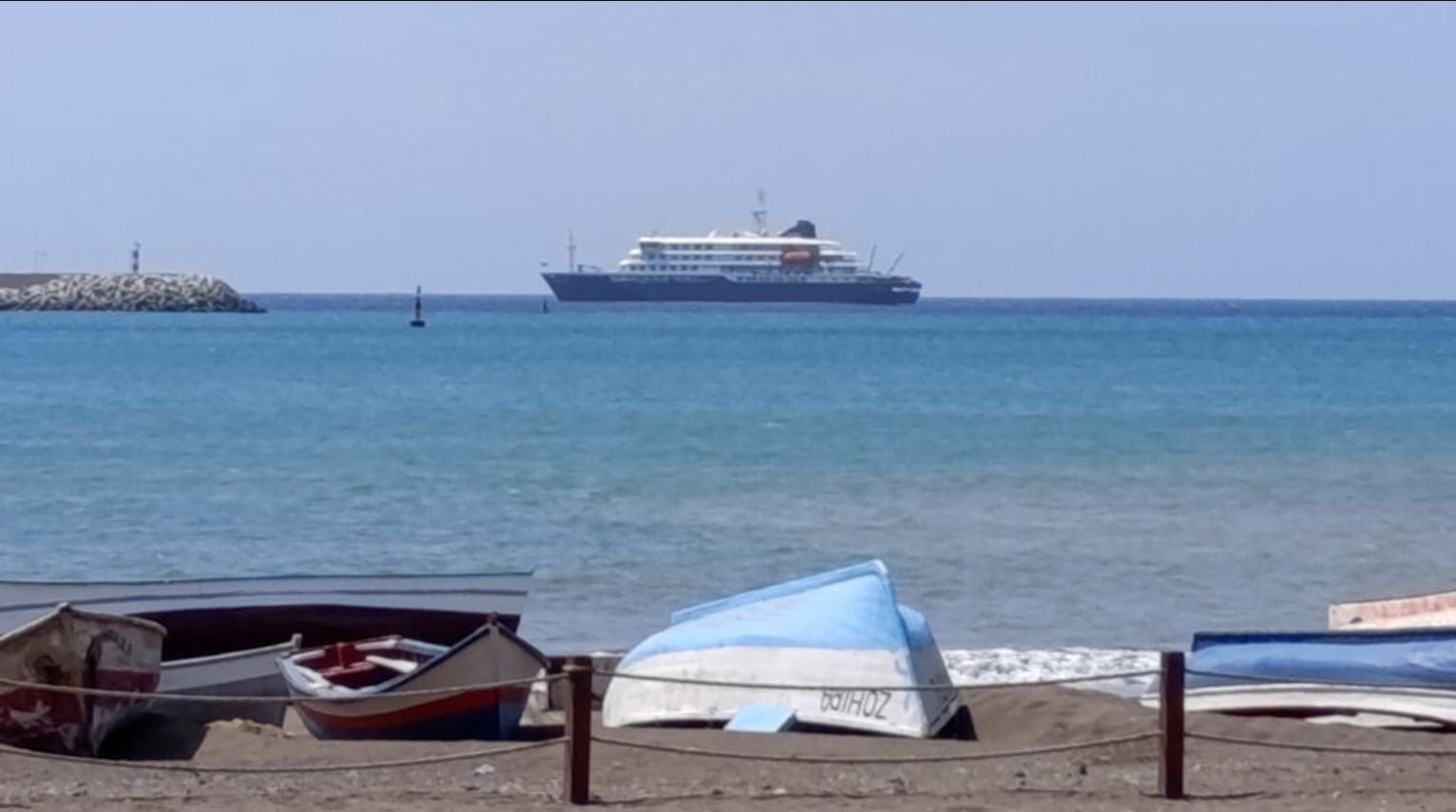Χανταϊός: Το κρουαζιερόπλοιο πλέει προς Ισπανία – Τι αποκαλύπτουν οι ειδικοί για τη διάδοση του στελέχους των Άνδεων
