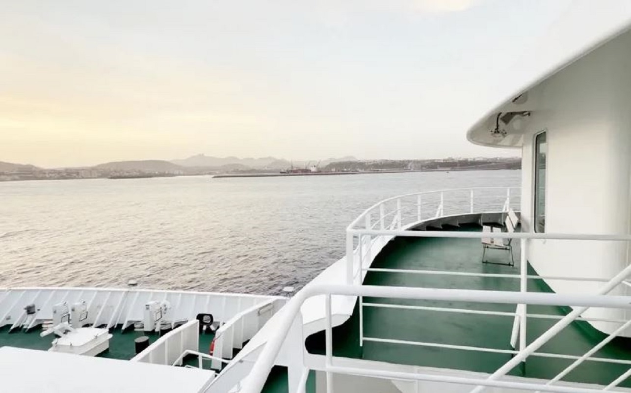 Το ολλανδικής σημαίας κρουαζιερόπλοιο MV Hondius, που μεταφέρει σχεδόν 150 ανθρώπους, παραμένει ανοιχτά του Πράσινου Ακρωτηρίου τη Δευτέρα 4 Μαΐου 2026, μετά τον θάνατο τριών επιβατών και ενώ αρκετοί ακόμη νόσησαν σοβαρά στο πλαίσιο ύποπτου ξεσπάσματος χανταϊού. Qasem Elhato/AP