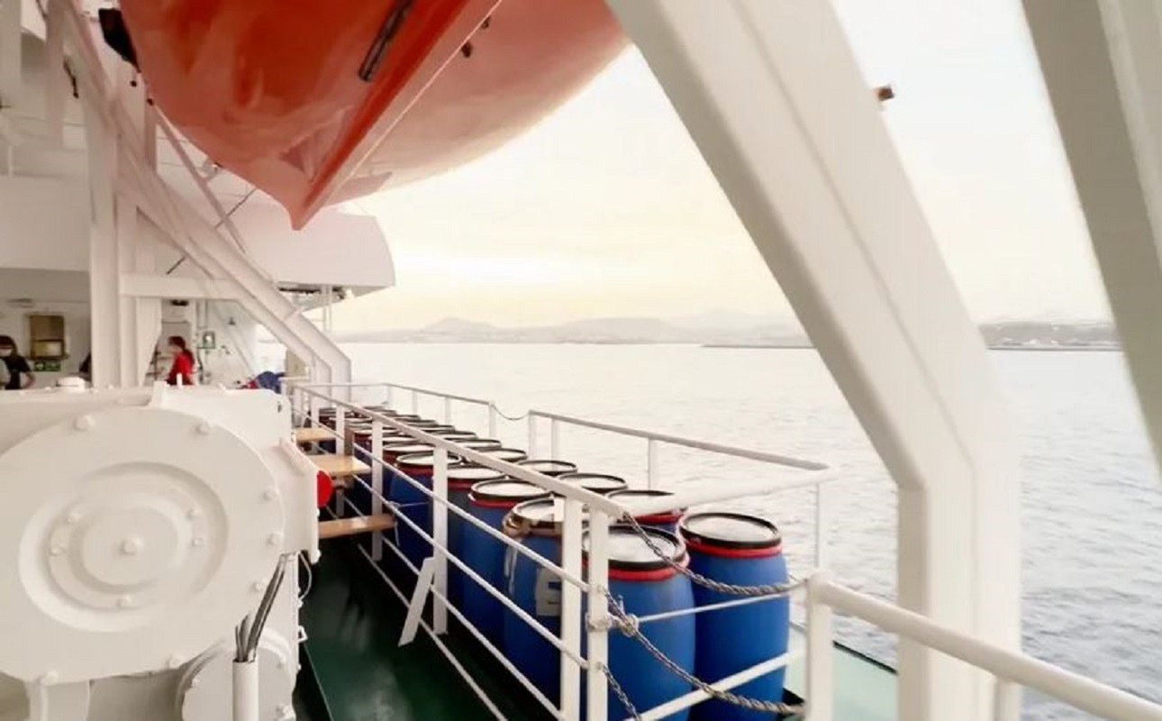 Το κρουαζιερόπλοιο MV Hondius με ολλανδική σημαία, στο οποίο επιβαίνουν σχεδόν 150 άνθρωποι, παραμένει ανοιχτά του Πράσινου Ακρωτηρίου τη Δευτέρα 4 Μαΐου 2026, μετά τον θάνατο τριών επιβατών και ενώ αρκετοί ακόμη αρρώστησαν σοβαρά λόγω ύποπτου ξεσπάσματος χανταϊού. Qasem Elhato/AP