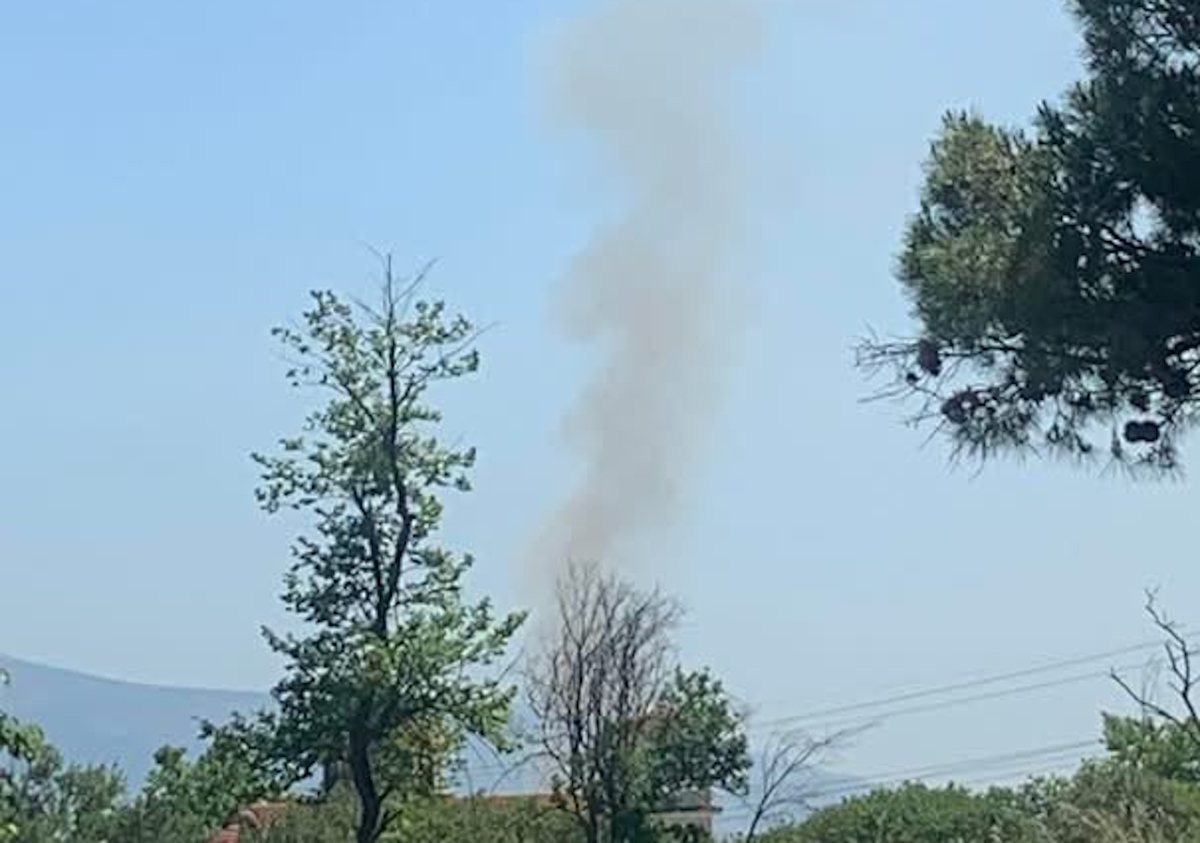 Φωτιά στο Κρυονέρι, στη συμβολή των οδών Ανοίξεω και Ειρήνης