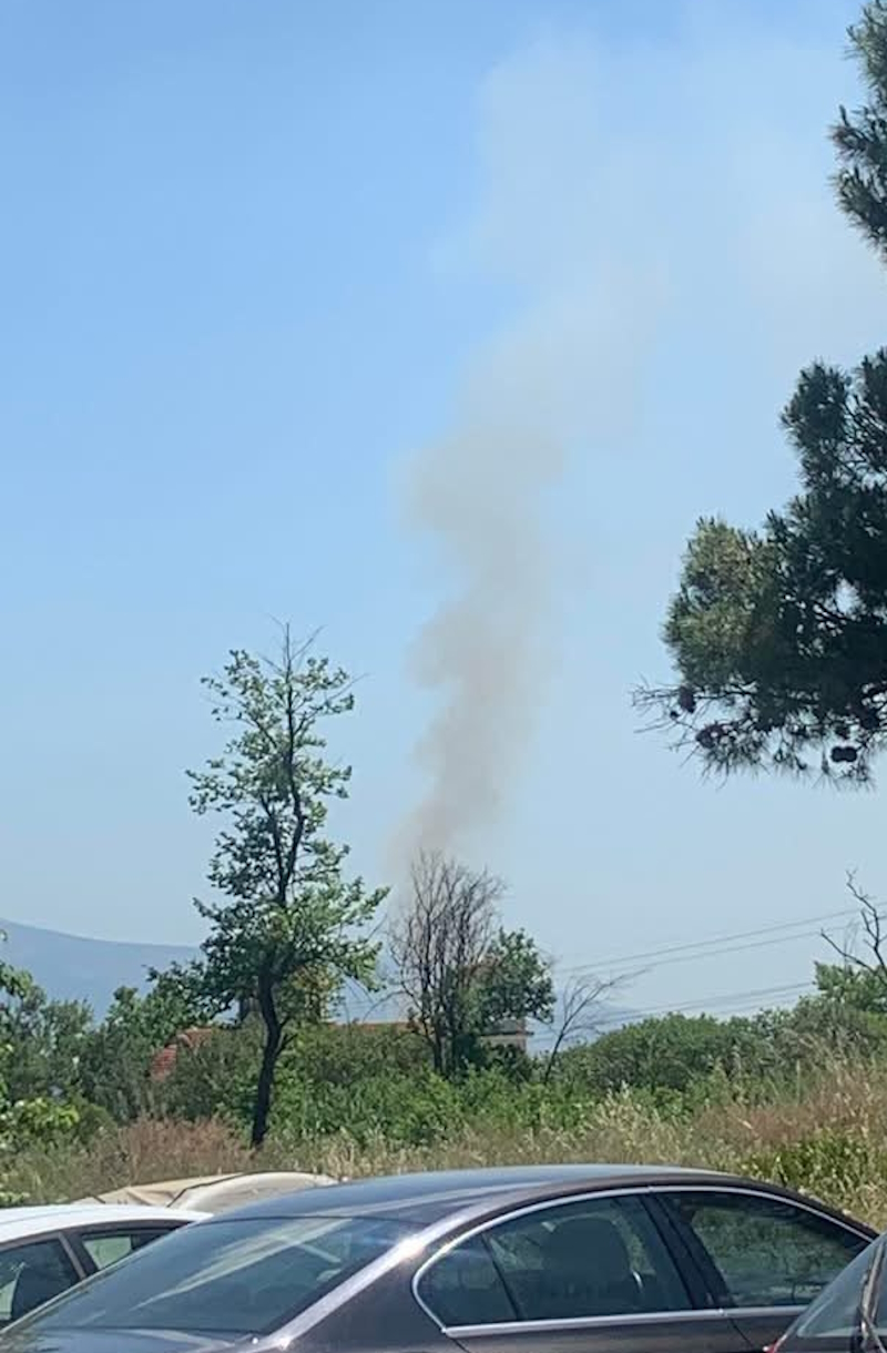 Φωτιά στο Κρυονέρι, στη συμβολή των οδών Ανοίξεω και Ειρήνης 2 Κρυονέρι