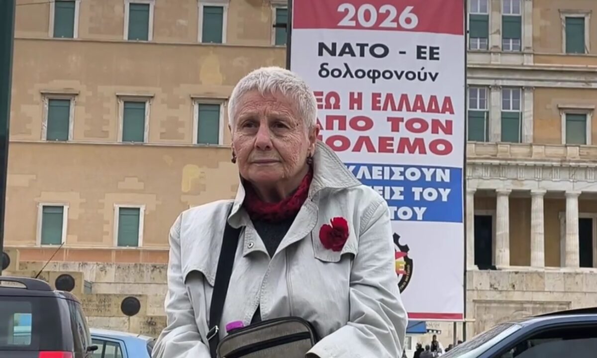Πρωτομαγιά: «Είμαι εδώ για να τιμήσω τους 200 της Καισαριανής» – Ποια είναι η 80χρονη που καθόταν στη μέση της Λ. Αμαλίας