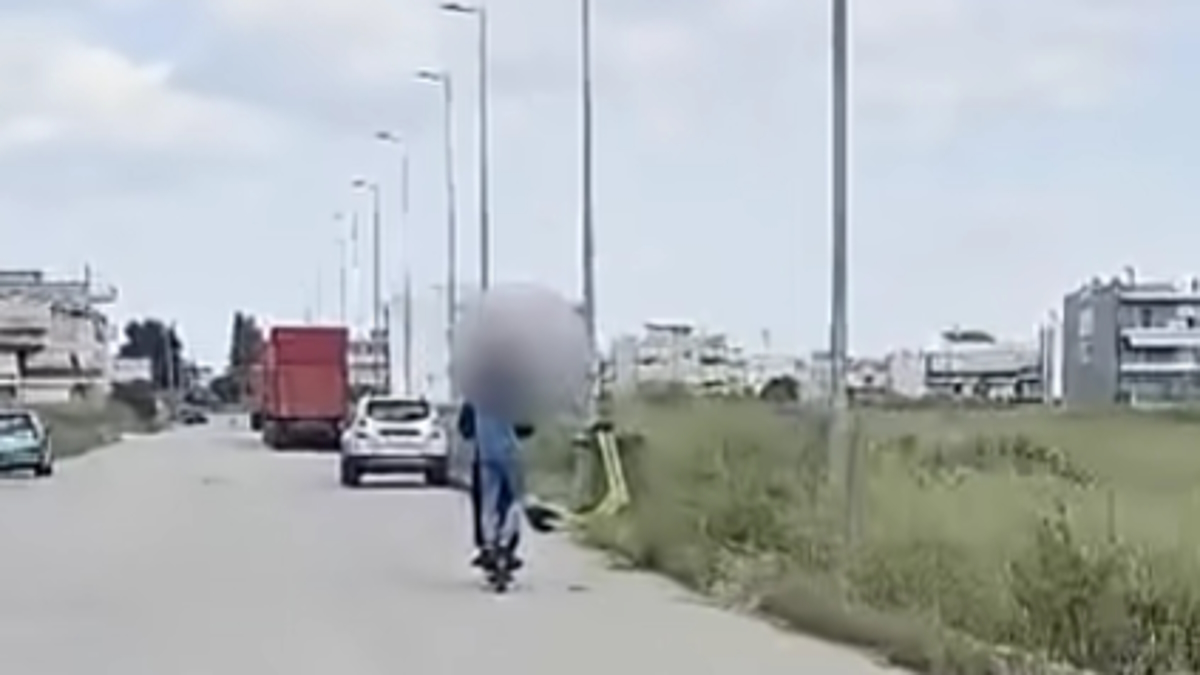 Λαμία: Ανήλικοι τρικάβαλο σε πατίνι, παραβίασαν κόκκινο φανάρι σε διασταύρωση