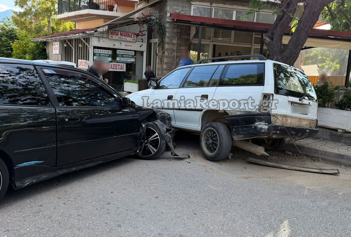 Σύγκρουση στη Λαμία: Όχημα «καρφώθηκε» σε σταθμευμένο, βίντεο και εικόνες