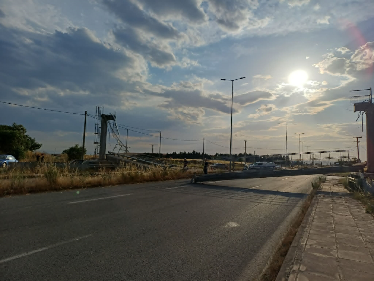 Σοβαρό τροχαίο στη Λάρισα: Φορτηγό ξήλωσε γέφυρα και έπεσε σε μάντρα – Δείτε εικόνες