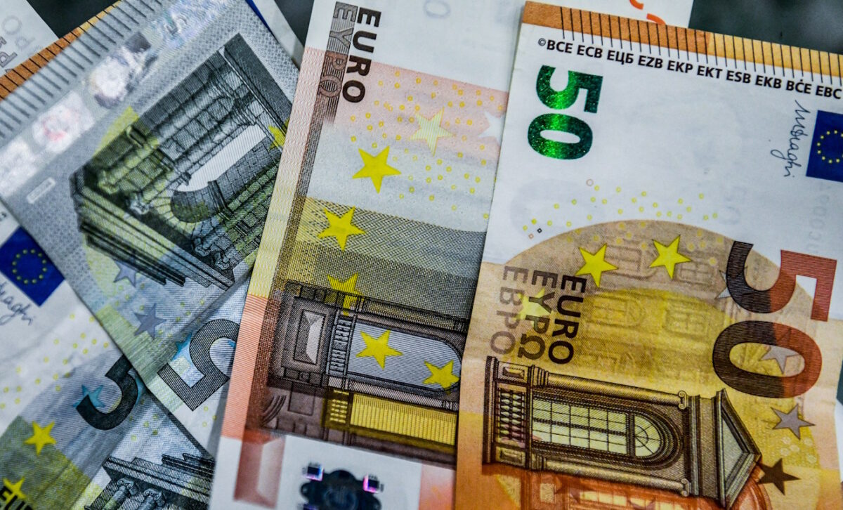 Απόφαση – «σοκ» για τις χρεώσεις 0,80 ευρώ σε καταθετικούς λογαριασμούς