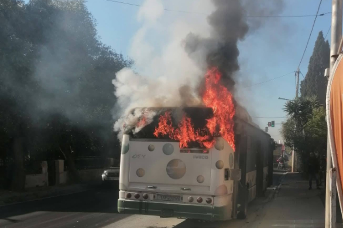 Ίλιον: Οι επιβάτες του λεωφορείου το εγκαταλείπουν πριν τυλιχτεί στις φλόγες – Βίντεο – ντοκουμέντο