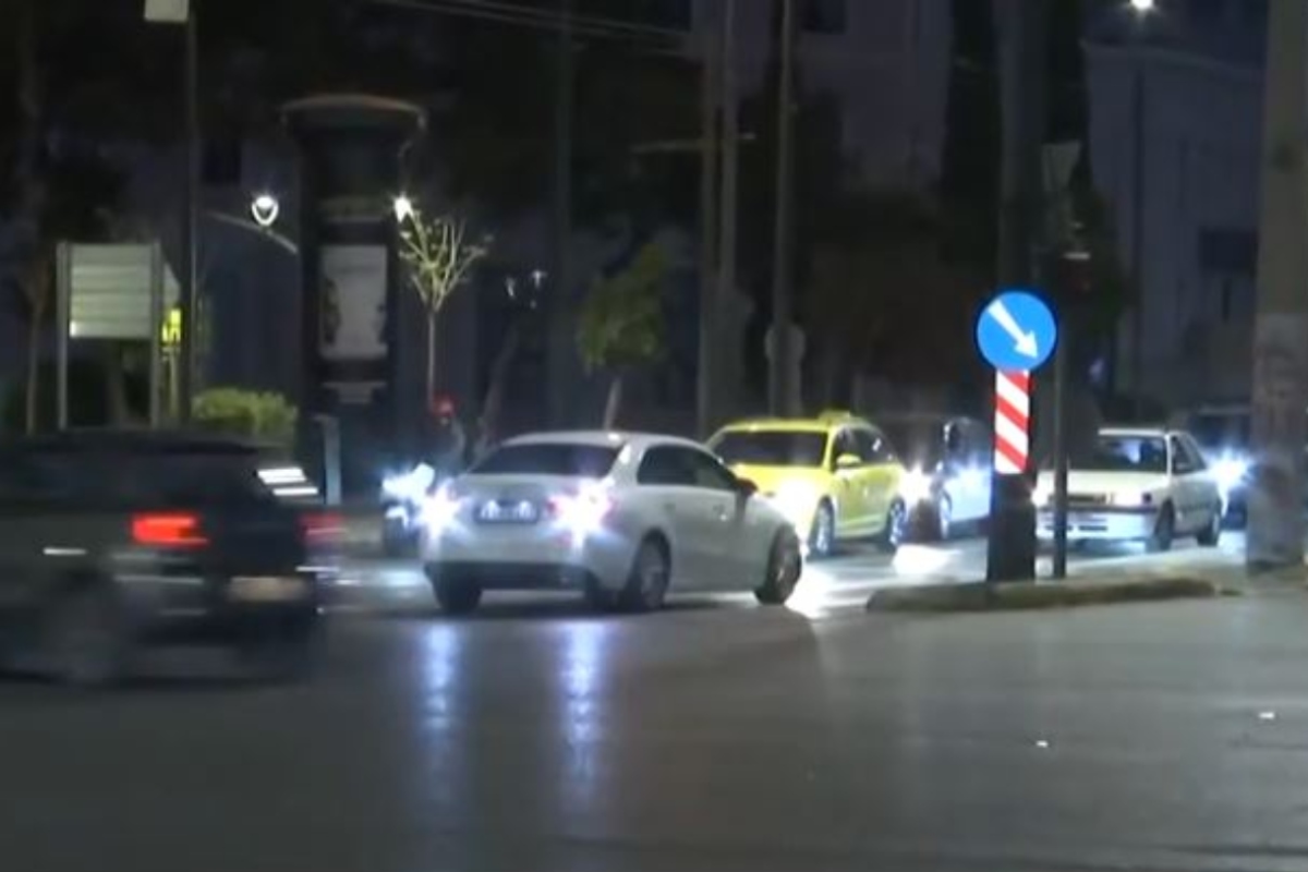 Οδηγός αυτοκινήτου εισέβαλε ανάποδα στη λεωφόρο Αλεξάνδρας – Δείτε το βίντεο
