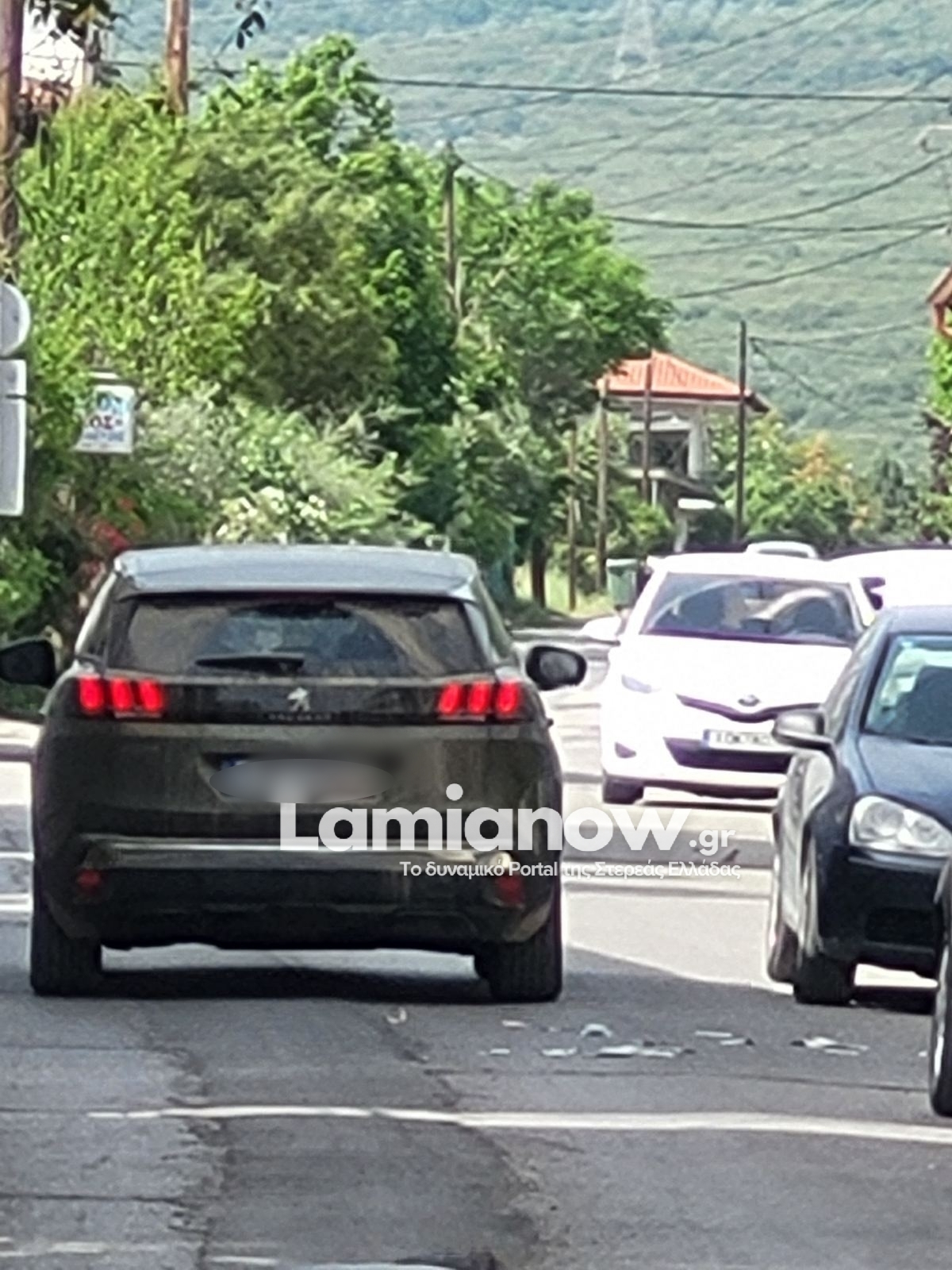 Φθιώτιδα: Η απόδραση των ληστών μετά τη ληστεία στην τράπεζα – Τα χρήματα σκορπίστηκαν στο δρόμο 3 αυτοκίνητο