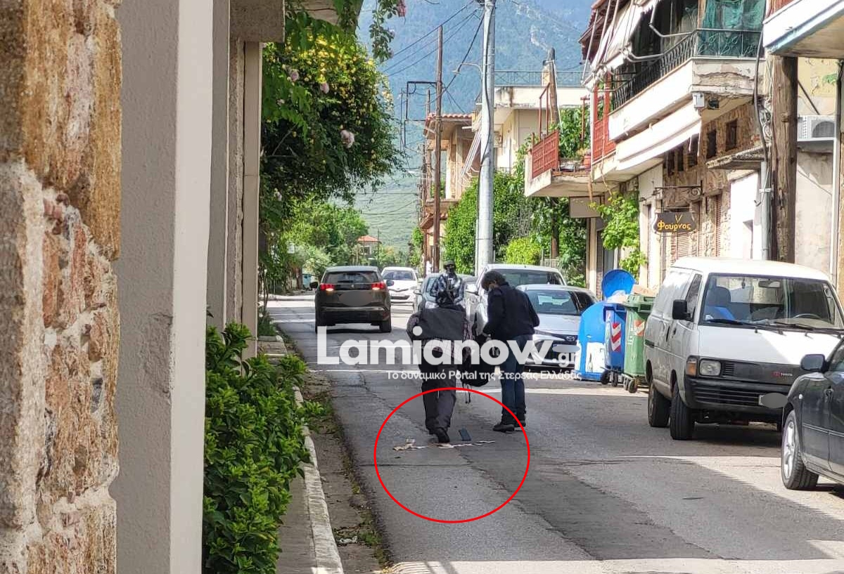 Φθιώτιδα: Η απόδραση των ληστών μετά τη ληστεία στην τράπεζα – Τα χρήματα σκορπίστηκαν στο δρόμο 4 χαρτονομίσματα