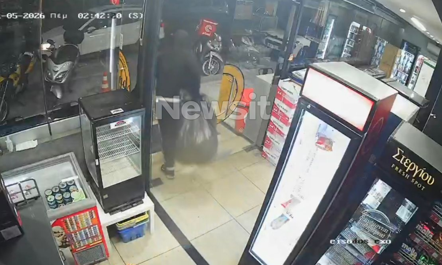 Θεσσαλονίκη: Νεαροί δράστες στην ένοπλη ληστεία σε ψιλικατζίδικο – Αποκαλυπτικά ντοκουμέντα από την απειλή στον υπάλληλο 4 Θεσσαλονίκη: Νεαροί δράστες στην ένοπλη ληστεία σε ψιλικατζίδικο – Αποκαλυπτικά ντοκουμέντα από την απειλή στον υπάλληλο