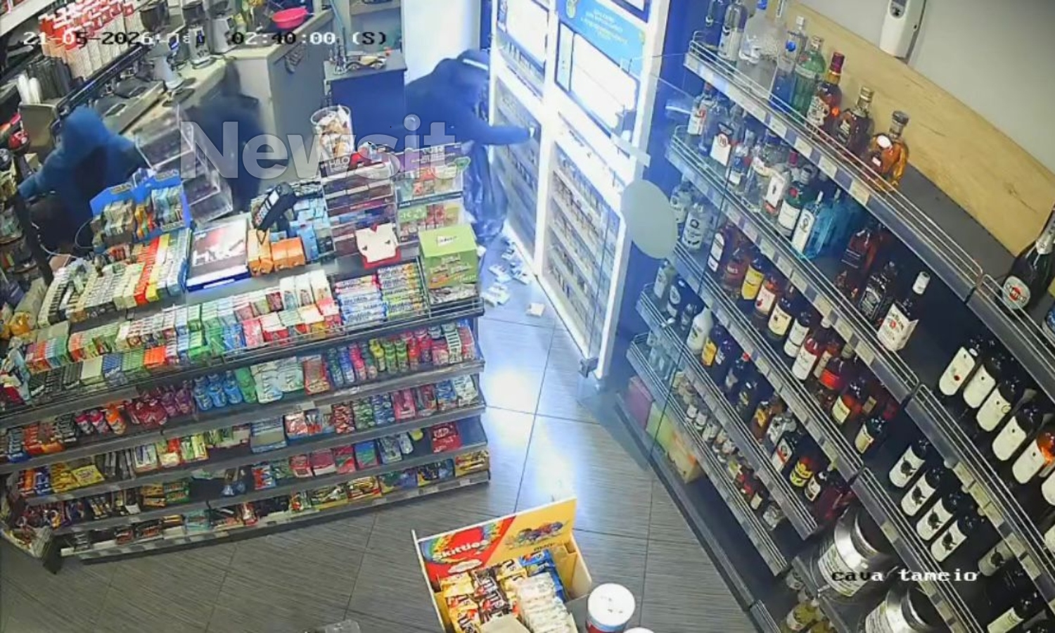 Θεσσαλονίκη: Νεαροί δράστες στην ένοπλη ληστεία σε ψιλικατζίδικο – Αποκαλυπτικά ντοκουμέντα από την απειλή στον υπάλληλο 3 Θεσσαλονίκη: Νεαροί δράστες στην ένοπλη ληστεία σε ψιλικατζίδικο – Αποκαλυπτικά ντοκουμέντα από την απειλή στον υπάλληλο