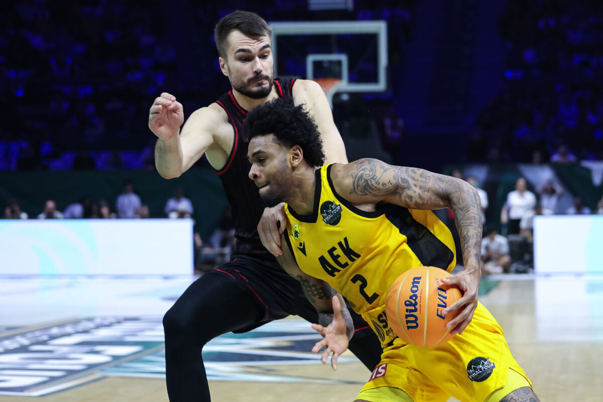 Ο Μασιούλις ποζάρει γυμνός με το τρόπαιο του Basketball Champions League όπως ο πατέρας του