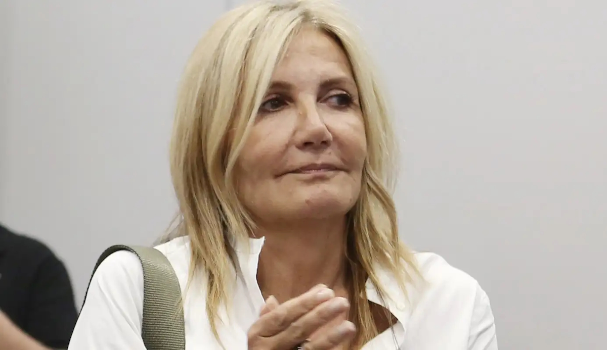 Η Μαρέβα Γκραμπόφσκι δημιούργησε μαγιάτικο στεφάνι και ελπίζει «ο Μάιος να ξεπεράσει τον Απρίλιο»