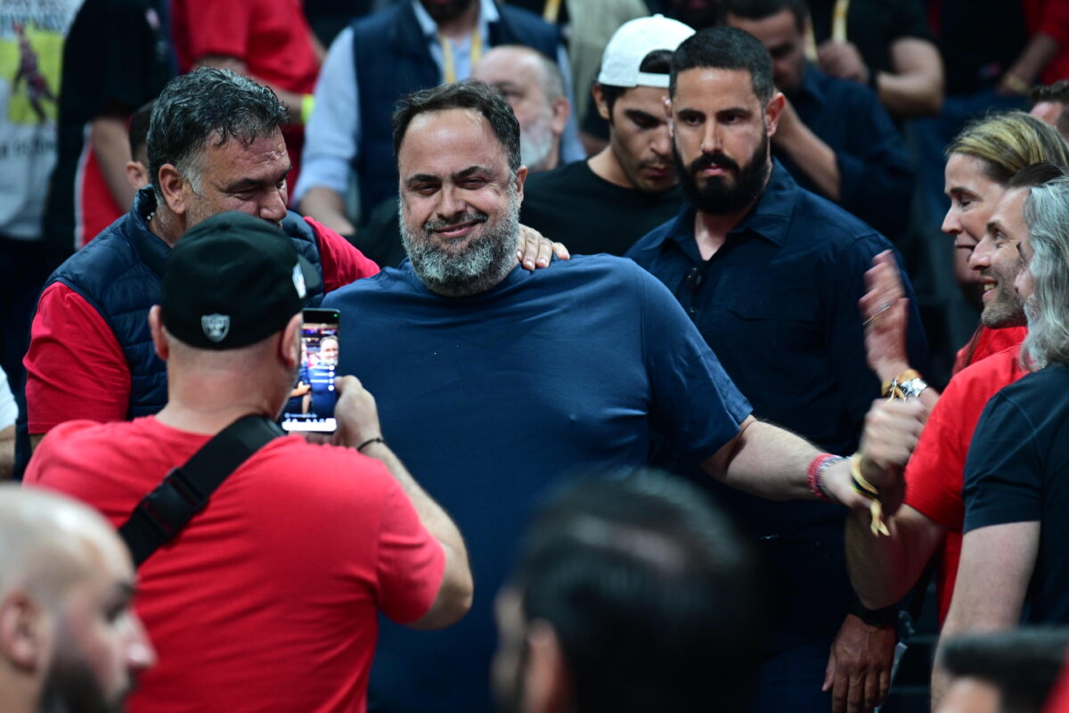 Εκστασιάστηκε το κοινό για τον Βαγγέλη Μαρινάκη στο Ολυμπιακός – Ρεάλ Μαδρίτης 6 Εκστασιάστηκε το κοινό για τον Βαγγέλη Μαρινάκη στο Ολυμπιακός – Ρεάλ Μαδρίτης