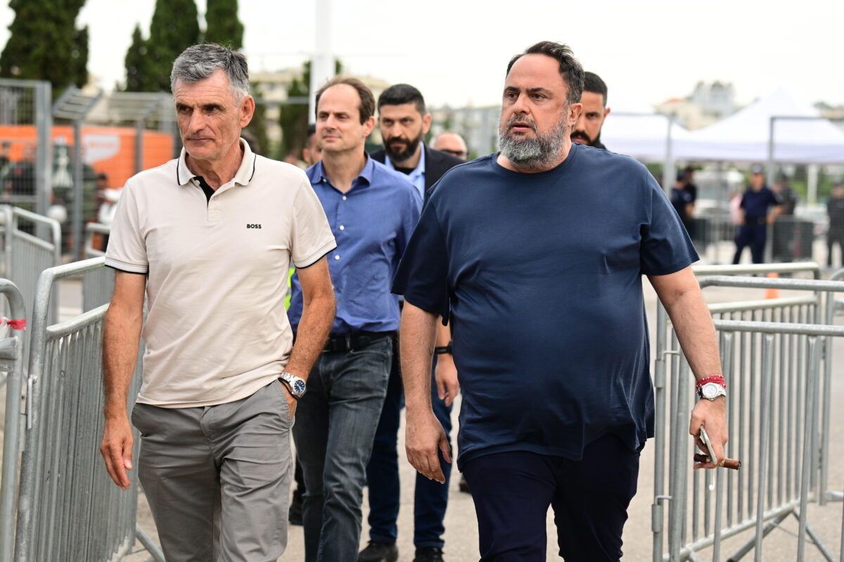 Ο Βαγγέλης Μαρινάκης και ο Χοσέ Λουίς Μεντιλίμπαρ στο T-Center για τον ημιτελικό Ολυμπιακού – Φενερμπαχτσέ