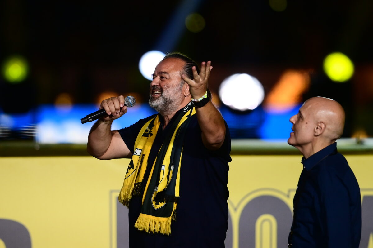 Μάριος Ηλιόπουλος: «Το νταβατζιλίκι έλαβε τέλος» – Το τραγούδι που τραγούδησε κατόπιν απαίτησης των οπαδών της ΑΕΚ