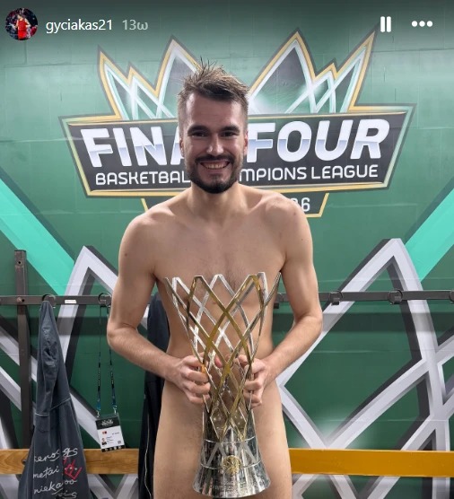 Ο Μασιούλις ποζάρει γυμνός με το τρόπαιο του Basketball Champions League όπως ο πατέρας του