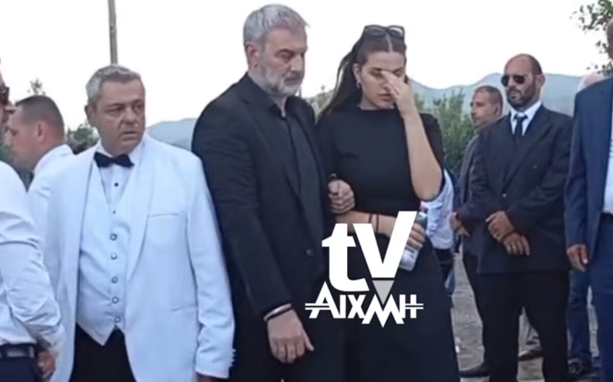 Γωγώ Μαστροκώστα: Απέραντος πόνος και οδύνη στην ταφή της στο Ευηνοχώρι Μεσολογγίου – Συντετριμμένη η οικογένειά της
