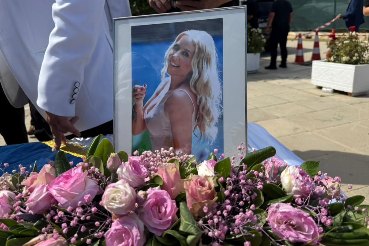 Γωγώ Μαστροκώστα: Συγκινητικό αντίο στη γενναία αυτή γυναίκα στο Ελληνικό