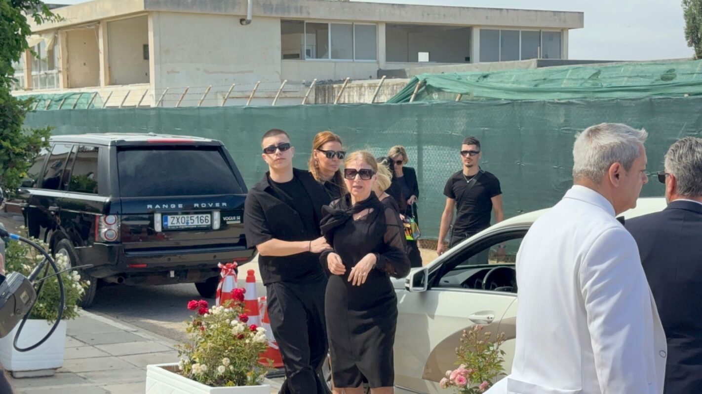 Γωγώ Μαστροκώστα: Συγκινητικό αντίο στη γενναία αυτή γυναίκα στο Ελληνικό 4 Γωγώ Μαστροκώστα: Συγκινητικό αντίο στη γενναία αυτή γυναίκα στο Ελληνικό