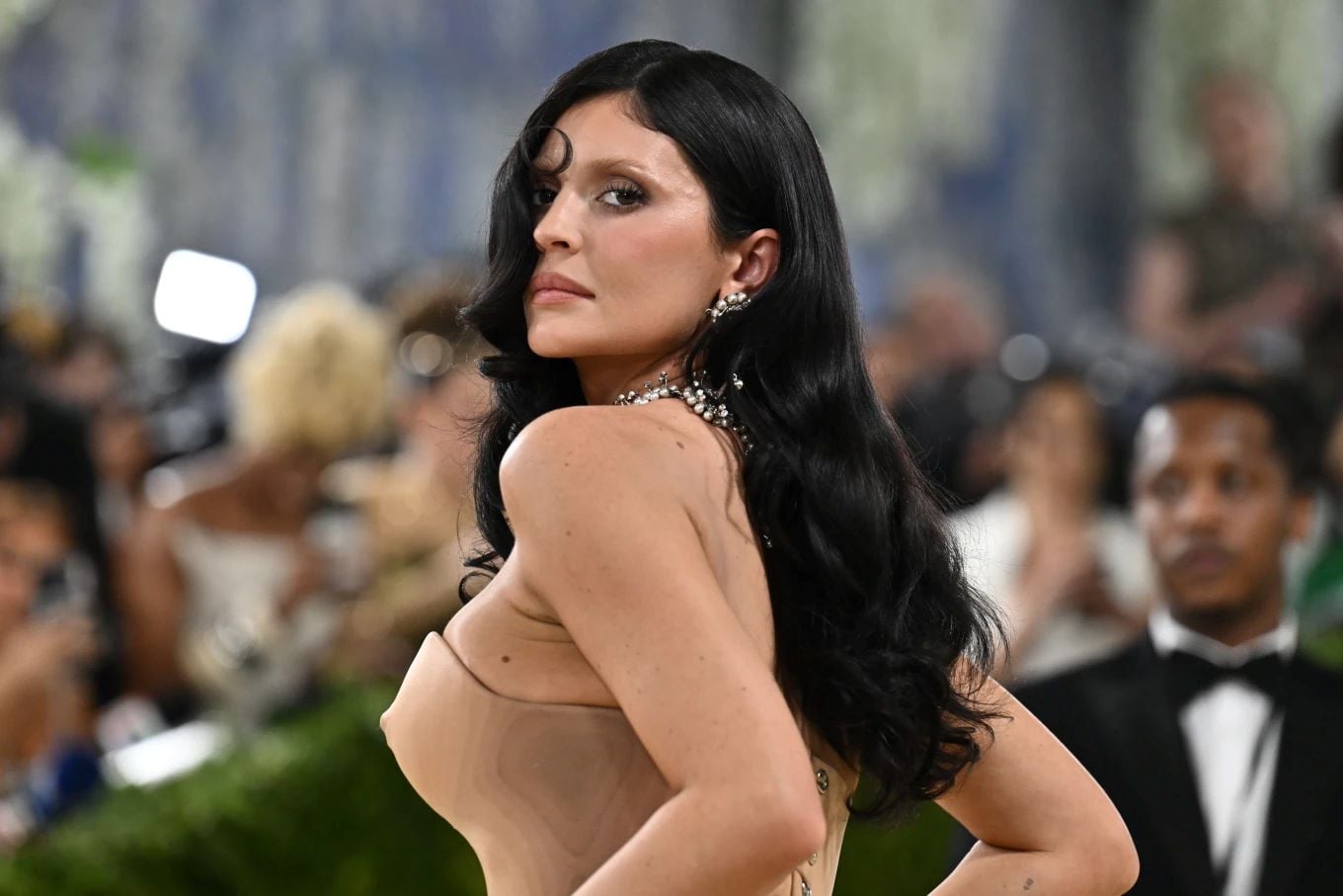 Met Gala 2026: Όταν η Μόδα έγινε Τέχνη – Η μεγάλη επιστροφή της Beyoncé, ο «ηλικιωμένος» Bad Bunny και οι εκκεντρικές εμφανίσεις