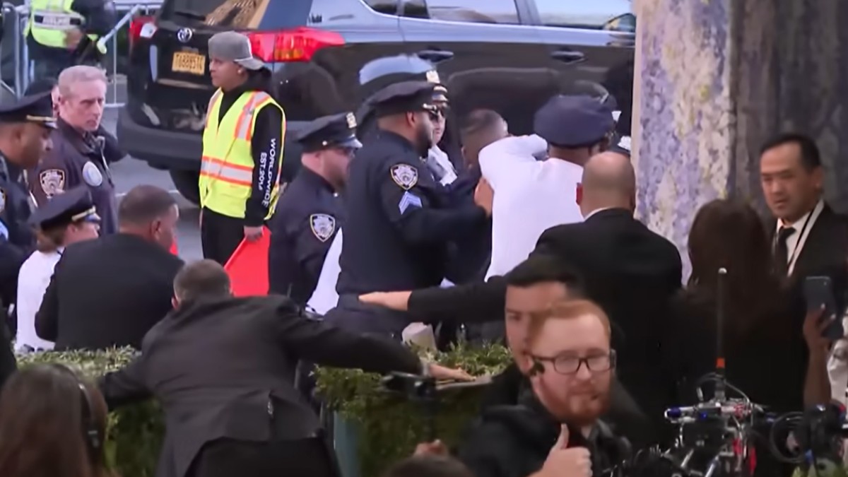 Απίστευτο συμβάν στο Met Gala: Διαδηλωτής κατά του Μπέζος πέρασε τα κιγκλιδώματα και «εισέβαλε» στο κόκκινο χαλί – Βίντεο