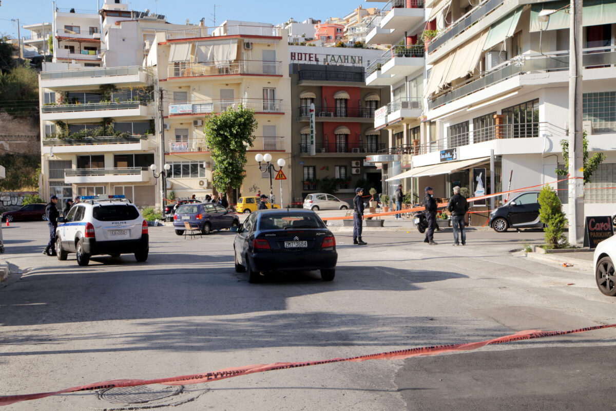 Πυροβολισμοί στο Μικρολίμανο με έναν τραυματία: Ο δράστης απείλησε αστυνομικούς – Είχε όπλα και χειροβομβίδες μαζί του