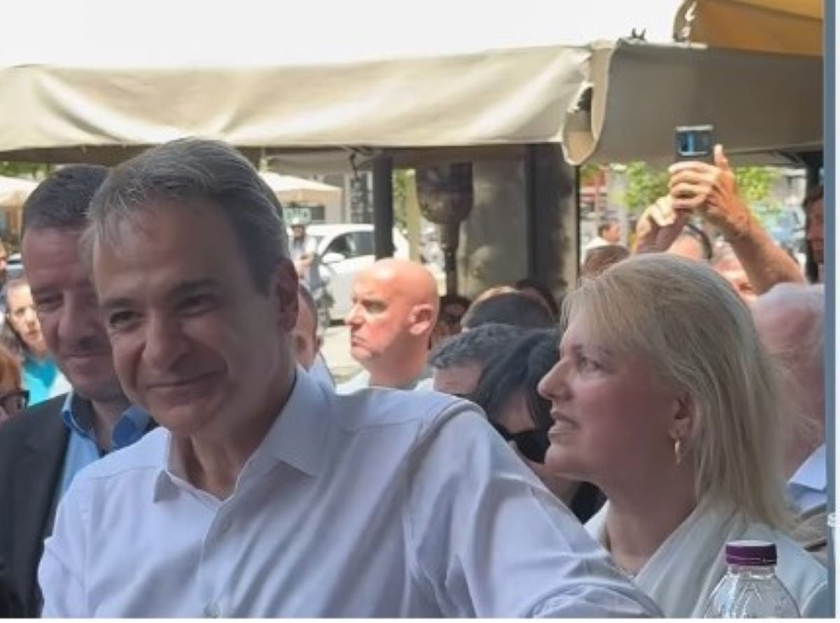 Home 94 Μητσοτάκης στη Σπάρτη: Απόλαυσε καφέ και συζήτησε με τον barista – «Σκέφτομαι να πάρω μια μικρή μηχανή στο σπίτι»