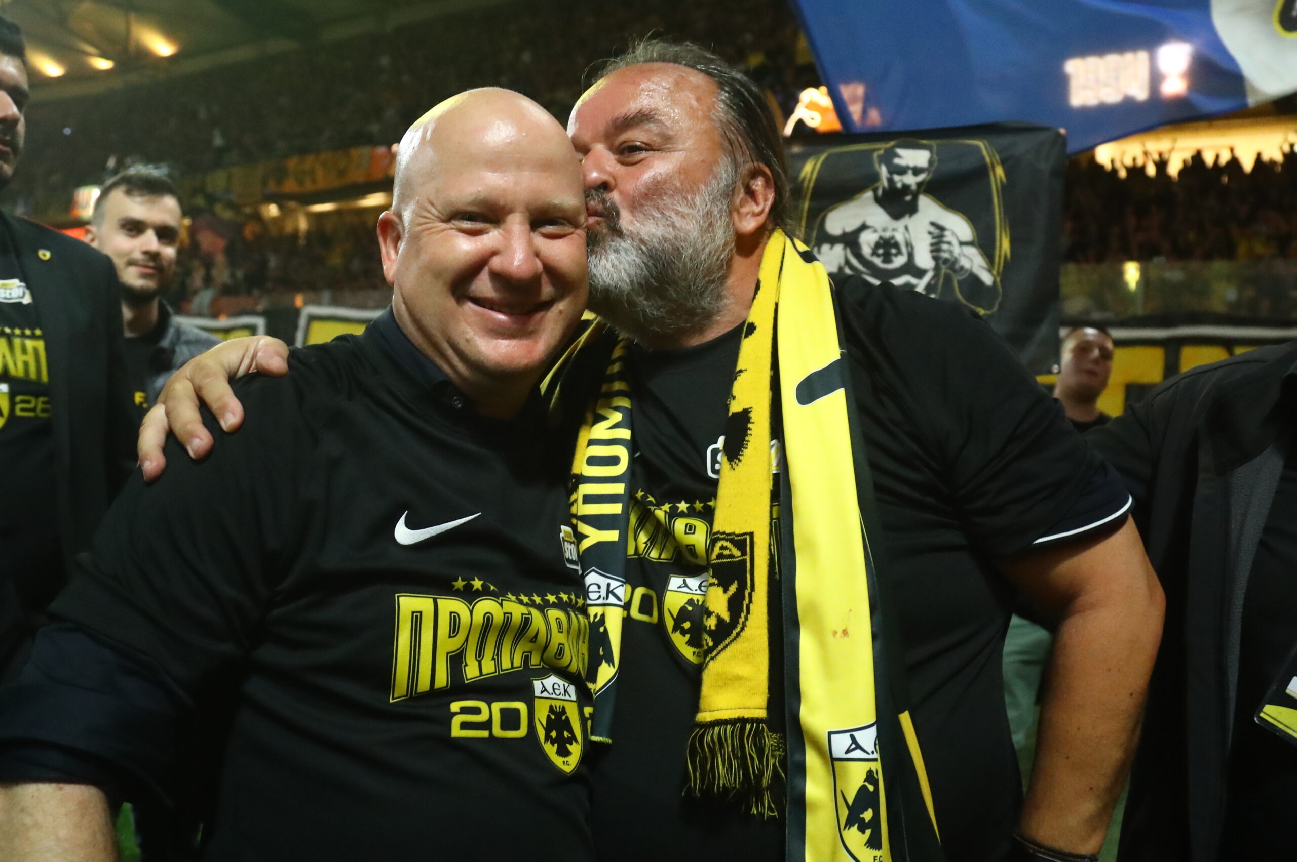 Ο Νίκολιτς φιλάει τον Ηλιόπουλο