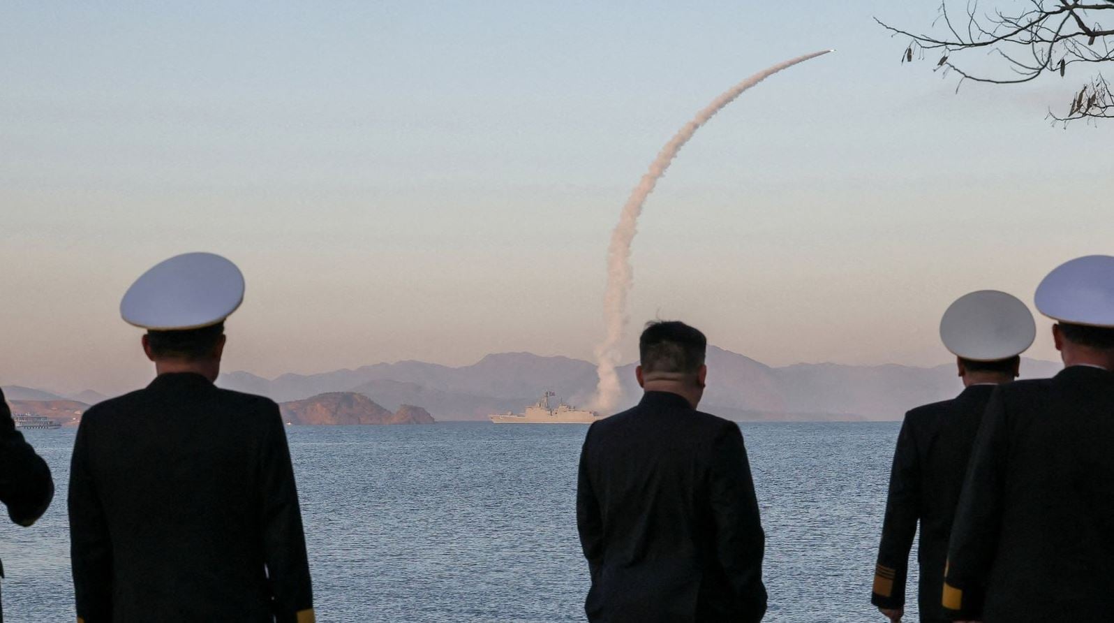 Βόρεια Κορέα: Δοκίμασε για πρώτη φορά πυραύλους καθοδηγούμενους από Τεχνητή Νοημοσύνη 4 Ο Κιμ παρακολουθεί δοκιμαστικές εκτοξεύσεις πυραύλων από το αντιτορπιλικό «Τσόε Χιόν». Φωτογραφία: Reuters/KCNA