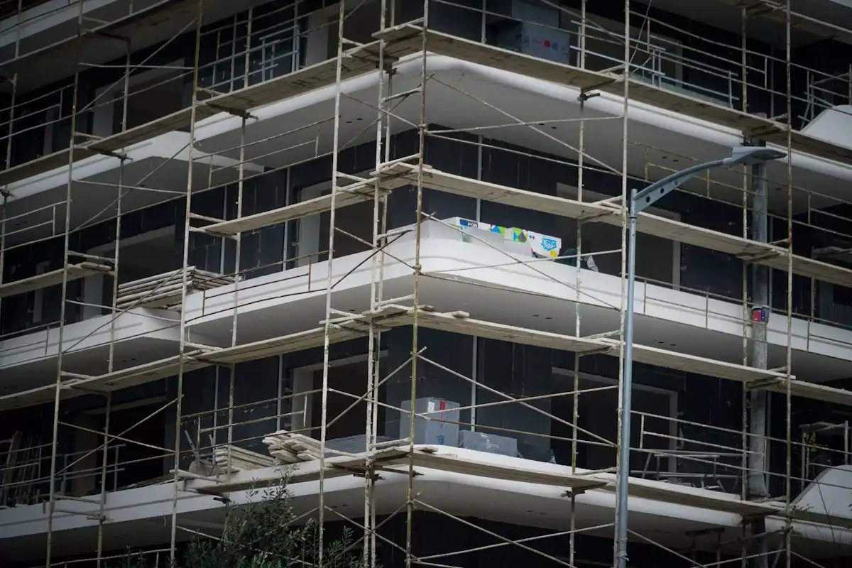 ΕΛΣΤΑΤ: Αυξήθηκε τον Φεβρουάριο η οικοδομική δραστηριότητα – Άνοδος 51,5% στον όγκο