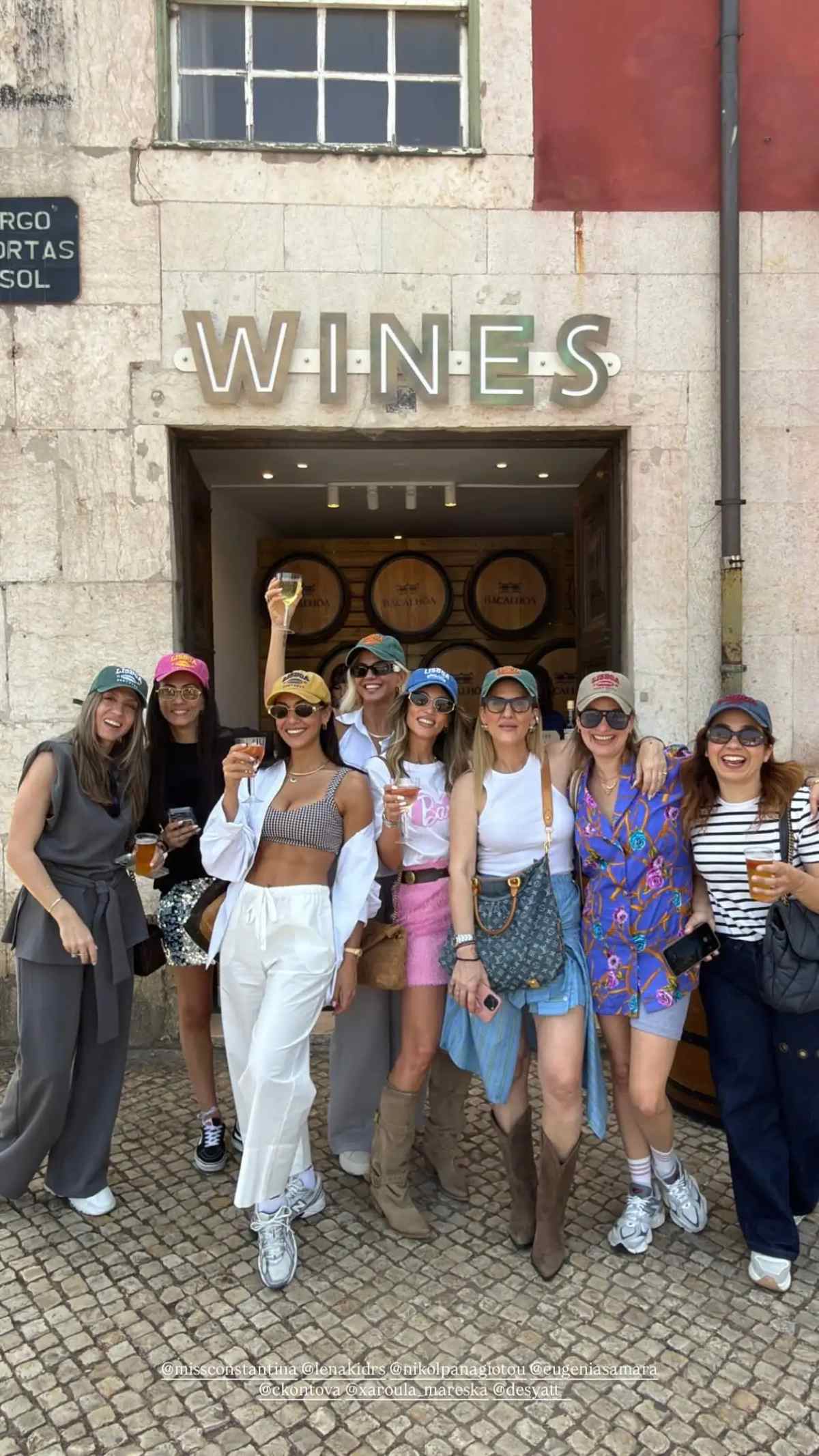 Η Αθηνά Οικονομάκου με τις φίλες της στη Λισαβόνα