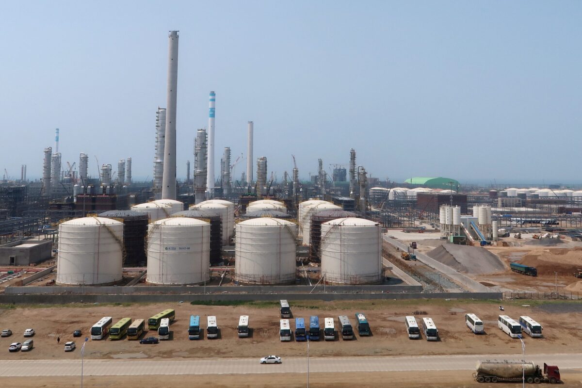 Το πετρέλαιο Brent κάτω από τα 98 δολάρια, καθώς οι επενδυτές ποντάρουν σε συμφωνία μεταξύ ΗΠΑ και Ιράν
