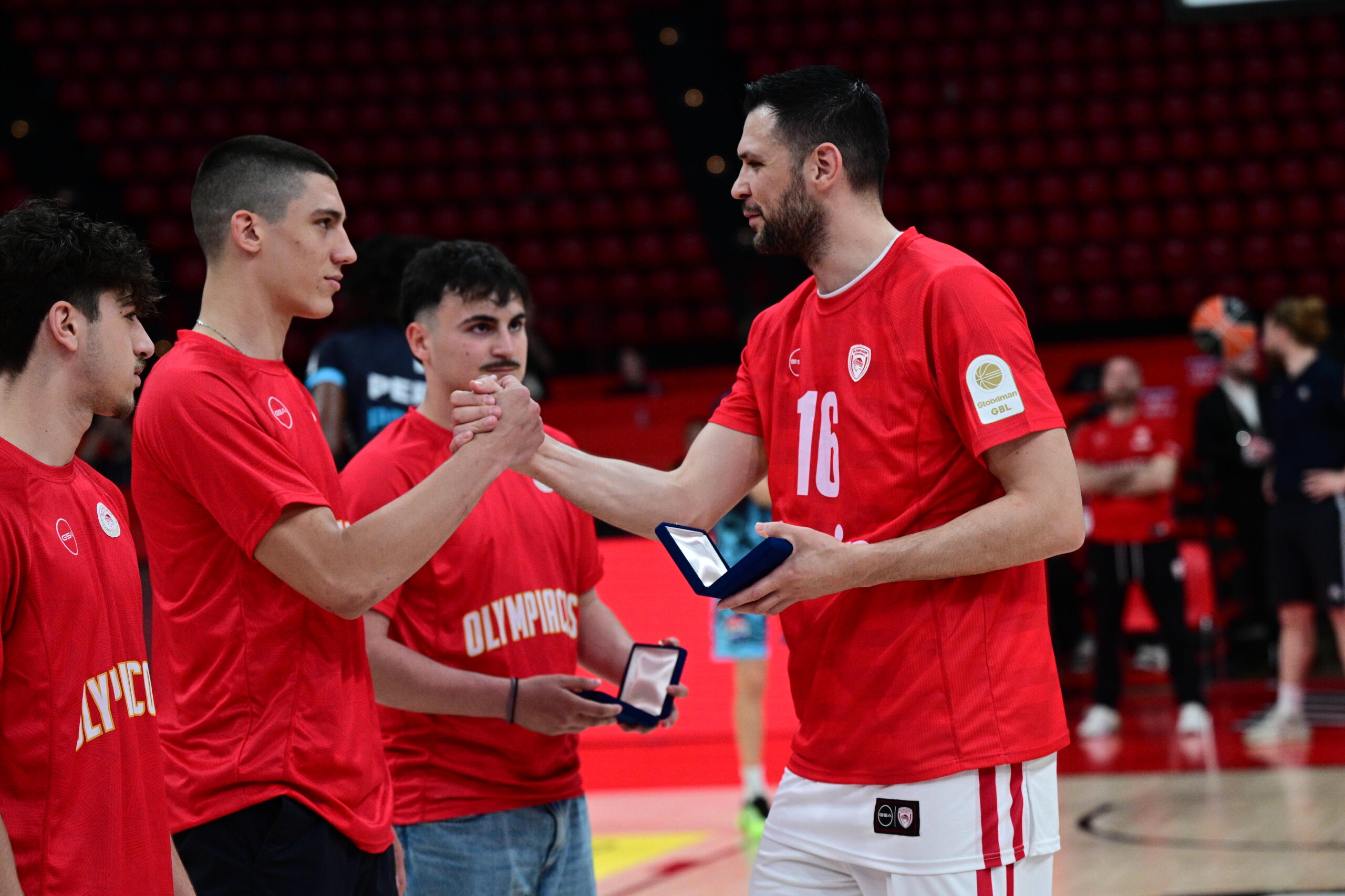 Ο Κώστας Παπανικολάου απένειμε τα μετάλλια στην εφηβική ομάδα του Ολυμπιακού που κατέκτησε το Πανελλήνιο Πρωτάθλημα