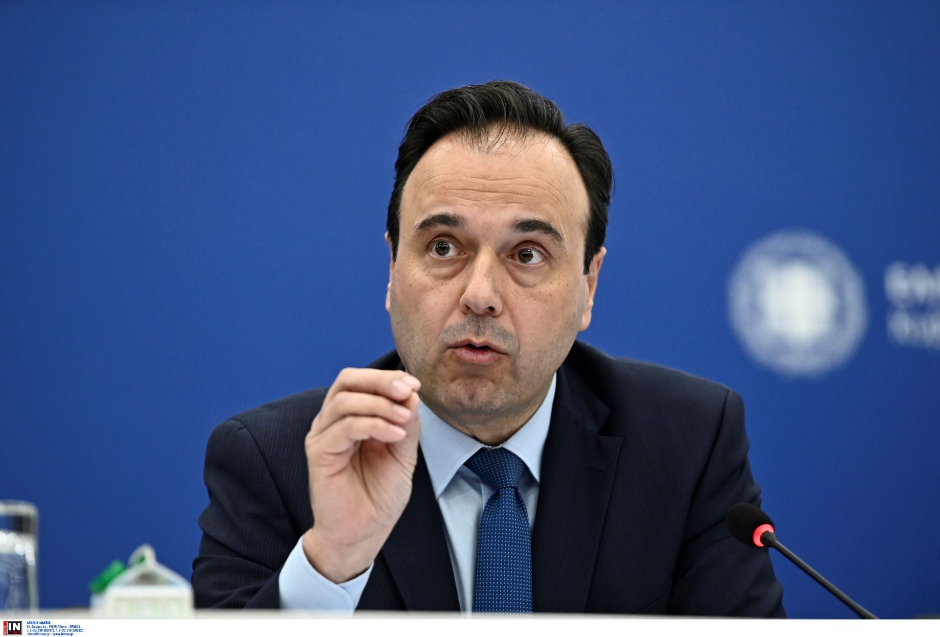 Ο Παπαστεργίου σε ρυθμούς… Aκύλα – Πώς εξήγησε την έκδοση ποινικού μητρώου σε χρόνο ρεκόρ με το «Ferto» του Akyla