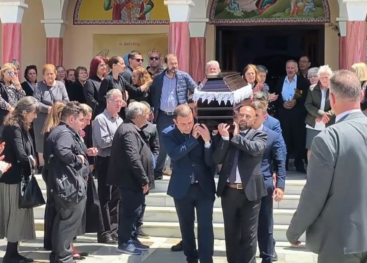Παπα-Τσάκαλος: Συγγενείς και φίλοι του είπαν το «τελευταίο αντίο» – «Έφερε την ανατροπή τόσο στην Εκκλησία όσο και στην ελληνική κοινωνία»