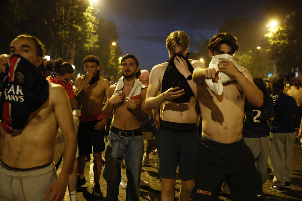 Χάος στο Παρίσι μετά τη νίκη της Παρί στο Champions League: Φωτιές, λεηλασίες και συγκρούσεις σώμα με σώμα