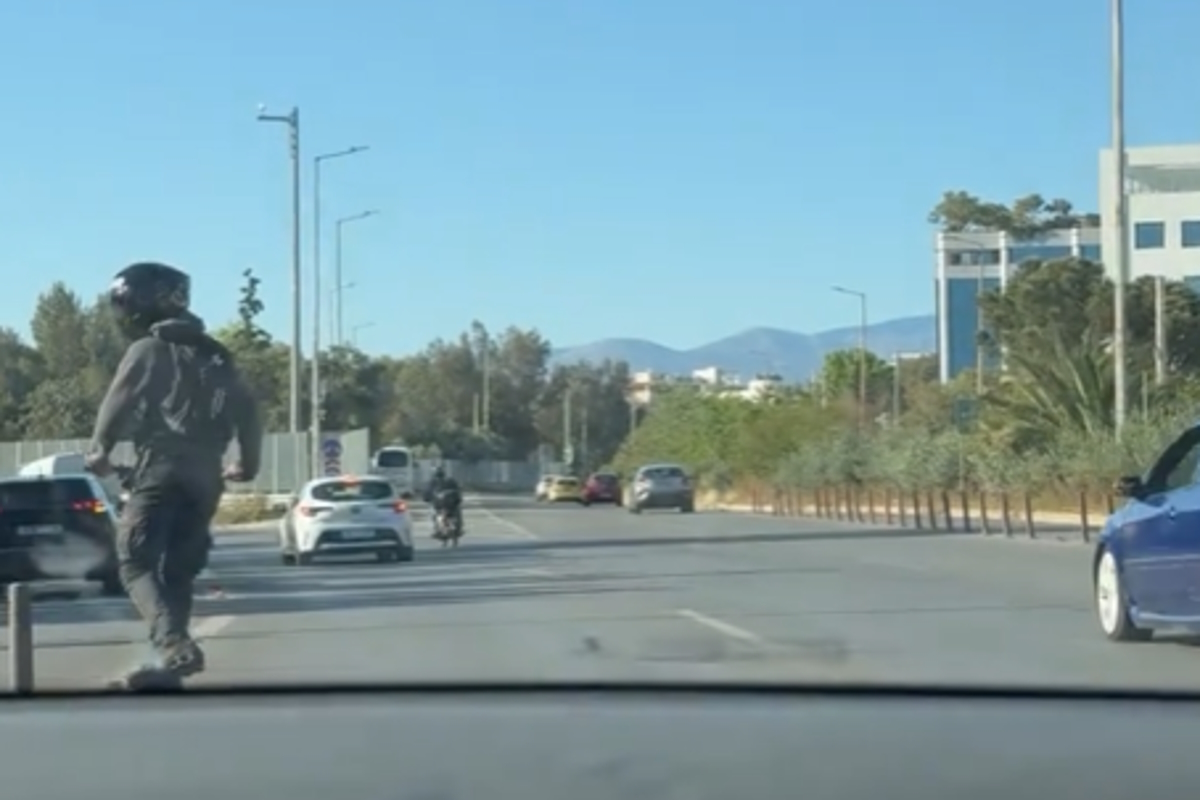 Σοκαριστικό βίντεο στην παραλιακή: Αναβάτης σε πατίνι τρέχει με υπερβολική ταχύτητα στην αριστερή λωρίδα και παραλίγο να συγκρουστεί