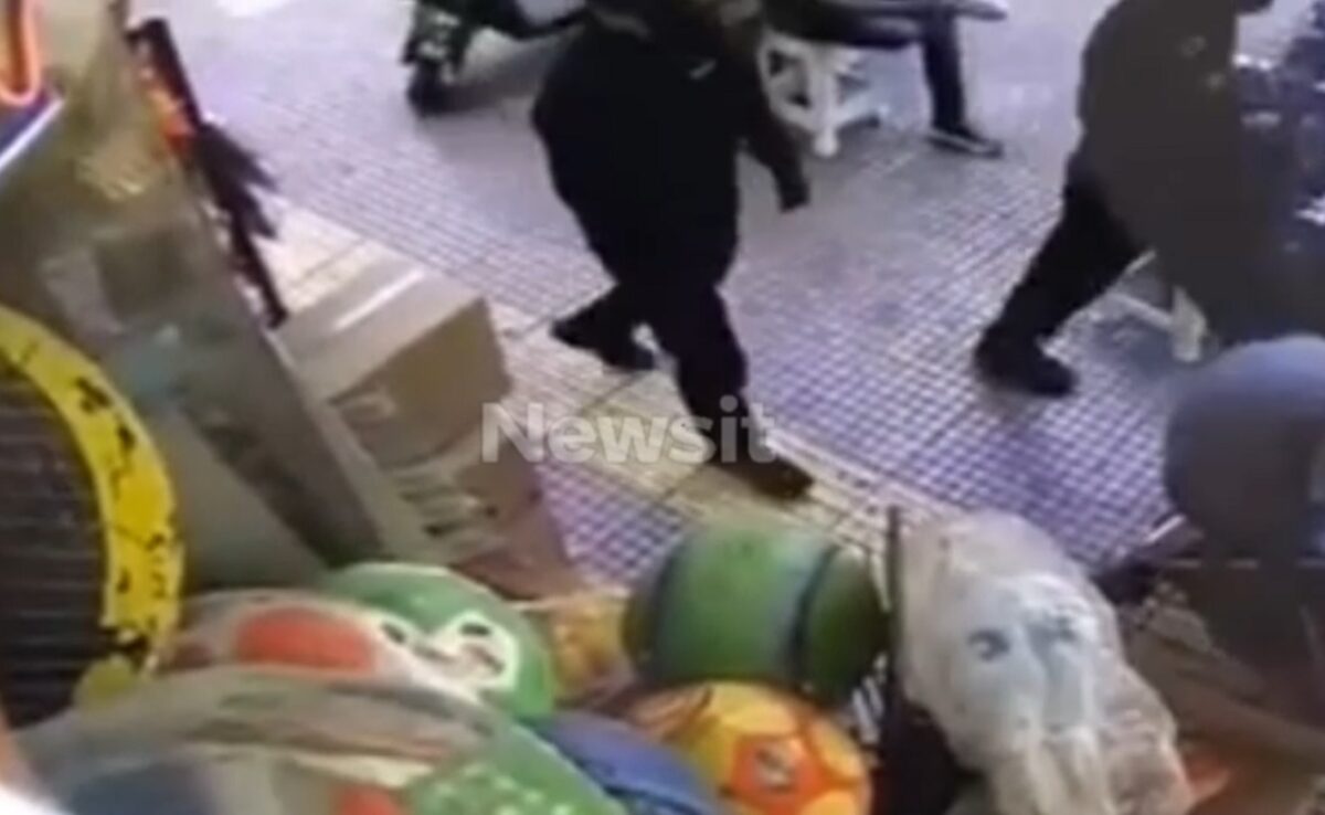 Πυροβολισμοί στα Πατήσια: Η στιγμή που οι δύο επιτιθέμενοι φτάνουν στο μαγαζί για να στοχεύσουν τον ιδιοκτήτη