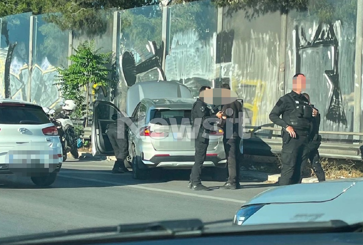 Πυροβολισμοί στα Πατήσια: Η στιγμή που οι δύο επιτιθέμενοι φτάνουν στο μαγαζί για να στοχεύσουν τον ιδιοκτήτη 6 Πυροβολισμοί στα Πατήσια: Η στιγμή που οι δύο επιτιθέμενοι φτάνουν στο μαγαζί για να στοχεύσουν τον ιδιοκτήτη