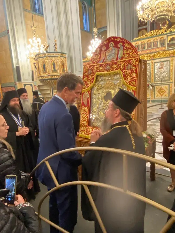 Ο Παύλος Ντε Γκρες μπροστά στην εικόνα «Άξιον Εστί» στο Μεσολόγγι