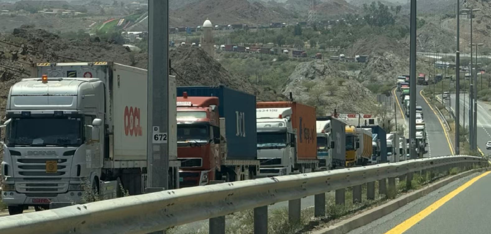 Καραβάνια φορτηγών στην έρημο: Πώς ο Κόλπος διασφαλίζει το παγκόσμιο εμπόριο με νέους ενεργειακούς δρόμους