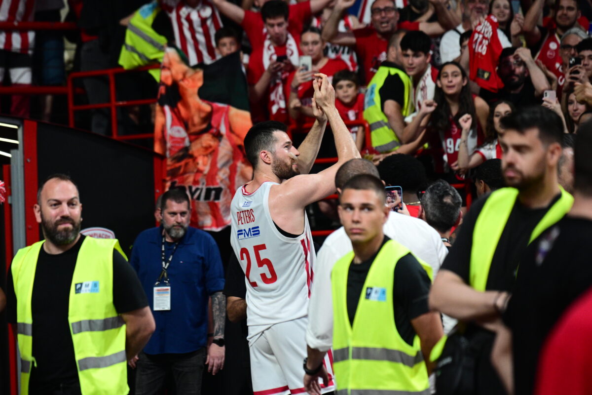 Ολυμπιακός: Η μαγευτική ατμόσφαιρα στο ΣΕΦ, το λάβαρο για την 4η Euroleague και η αποθέωση στον Πίτερς