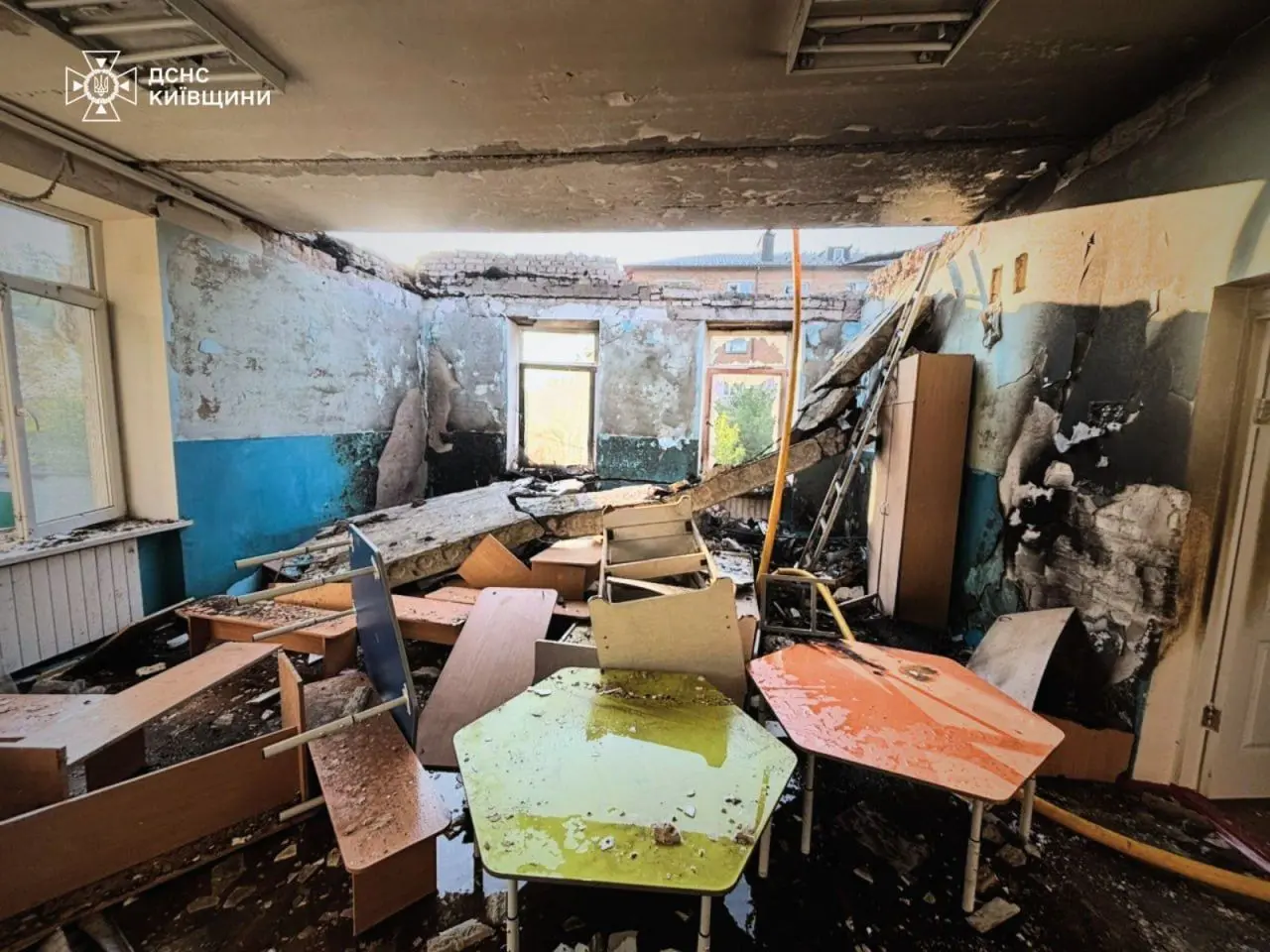 Ουκρανία: 4 νεκροί και 27 τραυματίες από ρωσικά χτυπήματα μετά το τέλος της εκεχειρίας 2 Νηπιαγωγείο που υπέστη ζημιές από ρωσική επίθεση με drone στην πόλη Φάστιβ της περιφέρειας Κιέβου, κατά τη διάρκεια της νύχτας της 12ης Μαΐου 2026. (Κρατική Υπηρεσία Έκτακτης Ανάγκης της Ουκρανίας/Telegram)