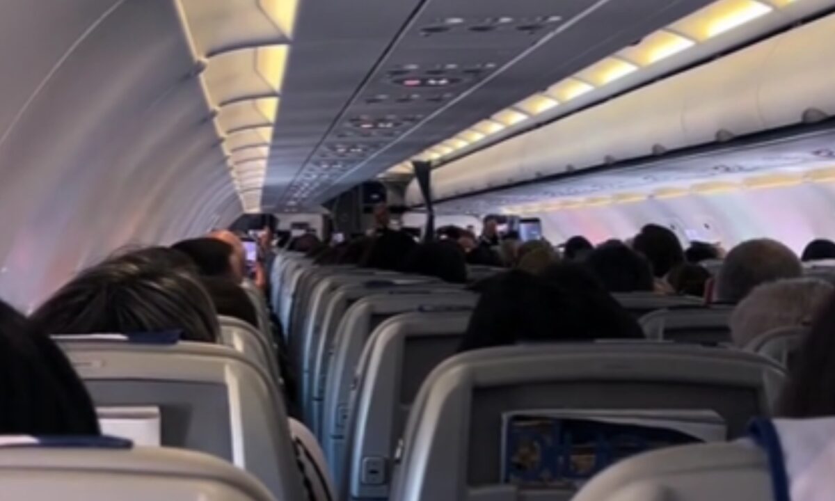Η αποχαιρετιστήρια πτήση πιλότου της Aegean μετά από 45 χρόνια υπηρεσίας: «Τιμή μου που ήσασταν μαζί μου», δείτε το συγκινητικό βίντεο