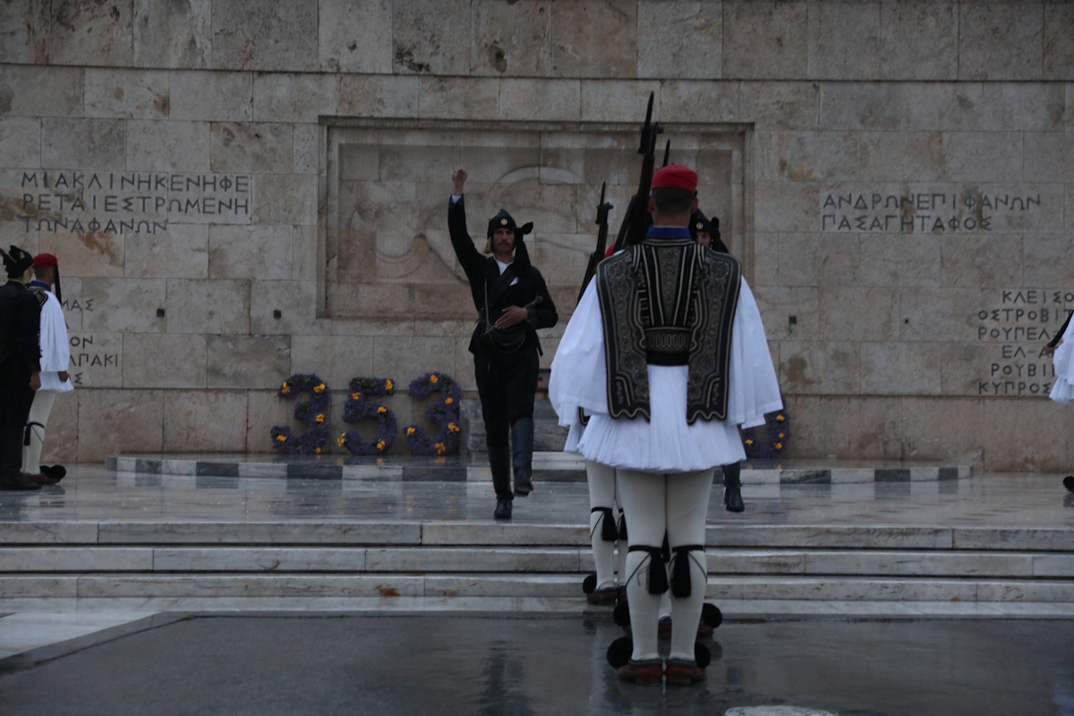Γενοκτονία των Ποντίων: Ο περήφανος χορός υπό σφοδρή βροχή στο Σύνταγμα – Κορυφώθηκαν οι εκδηλώσεις μνήμης 7 Εκδηλώσεις στο Σύνταγμα για την Ημέρα Μνήμης της Γενοκτονίας των Ελλήνων του Πόντου