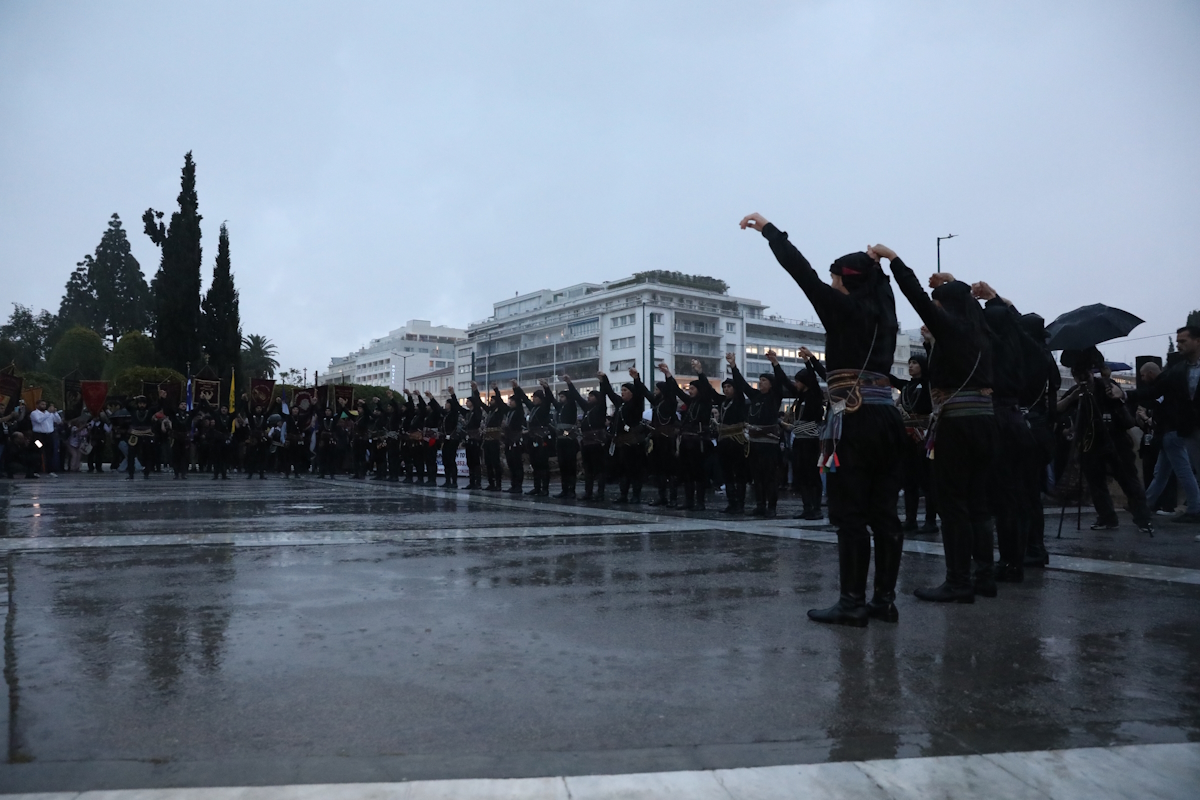Γενοκτονία των Ποντίων: Ο περήφανος χορός υπό σφοδρή βροχή στο Σύνταγμα – Κορυφώθηκαν οι εκδηλώσεις μνήμης 6 Εκδηλώσεις στο Σύνταγμα για την Ημέρα Μνήμης της Γενοκτονίας των Ελλήνων του Πόντου