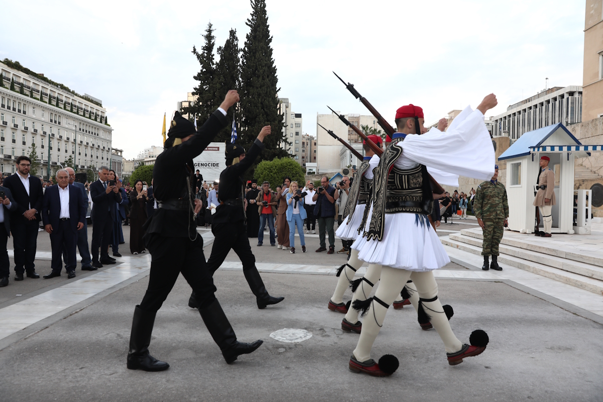 Γενοκτονία των Ποντίων: Ο περήφανος χορός υπό σφοδρή βροχή στο Σύνταγμα – Κορυφώθηκαν οι εκδηλώσεις μνήμης 10 Εκδηλώσεις στο Σύνταγμα για την Ημέρα Μνήμης της Γενοκτονίας των Ελλήνων του Πόντου